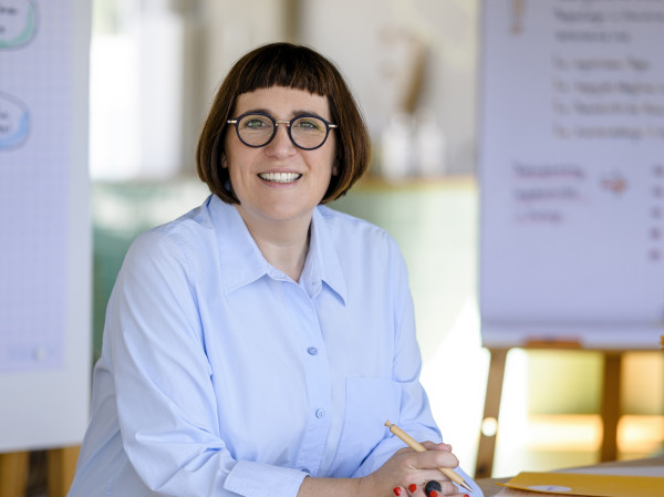 Michaela Rau am Tisch
